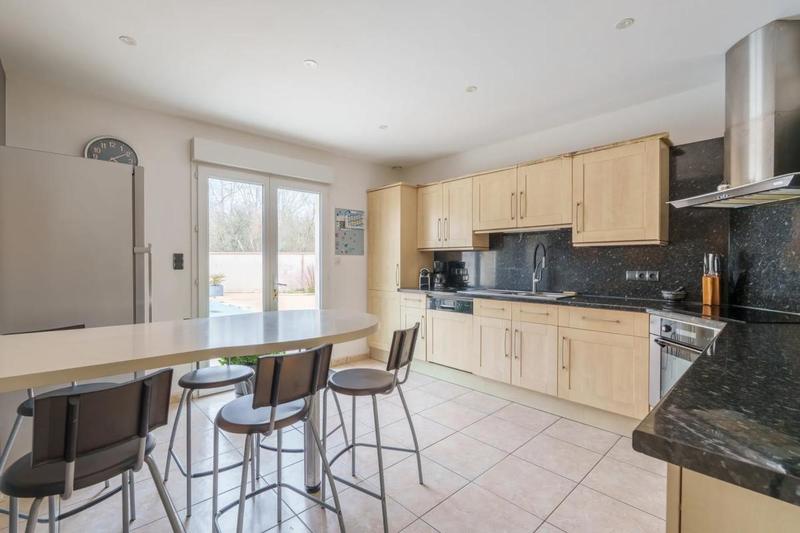 Maison - 238 m² - 8 pièces