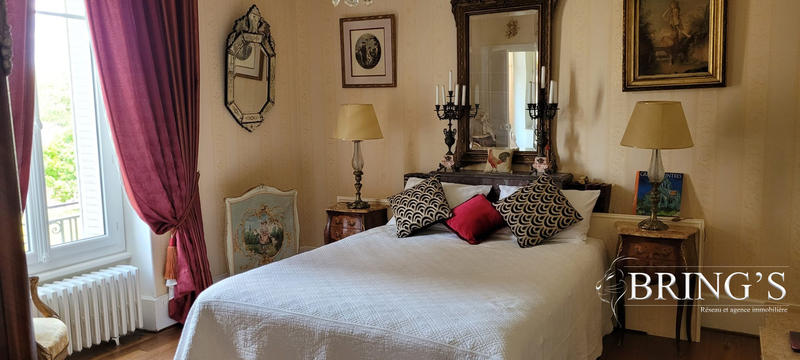 Maison - 222 m² - 9 pièces