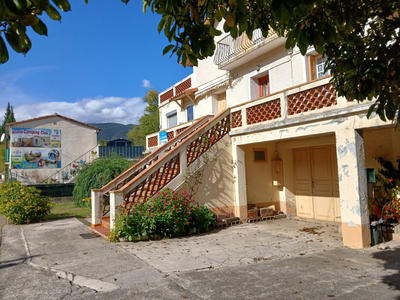 Maison - 230 m² - 11 pièces