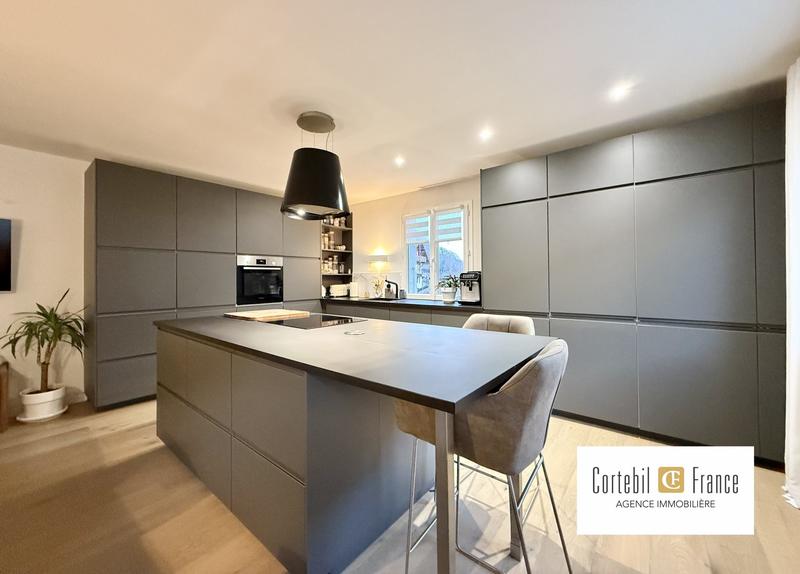 Appartement - 99 m² - 4 pièces