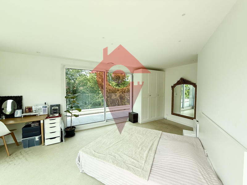 Maison - 285 m² - 8 pièces