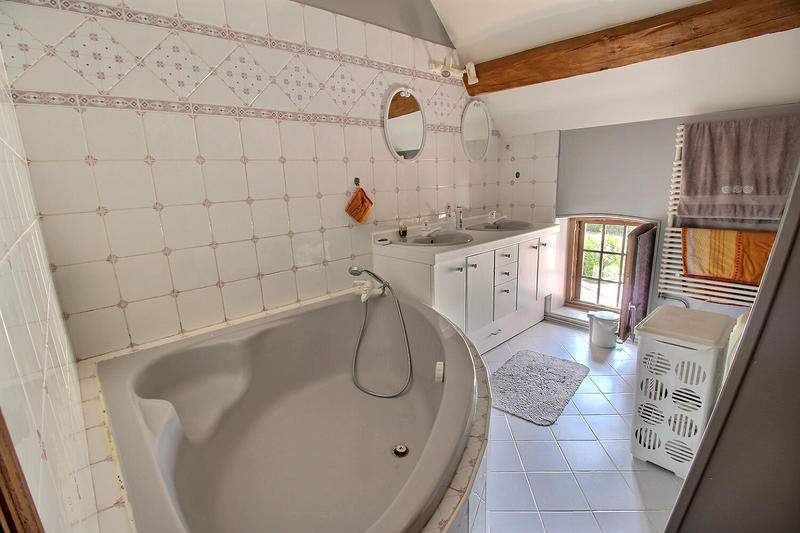 Demeure - 201 m² - 9 pièces