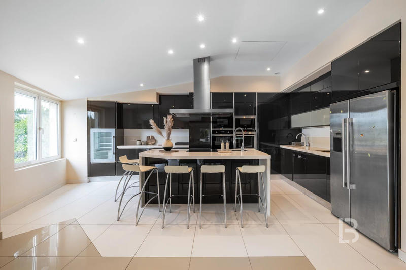 Maison - 588 m² - 8 pièces