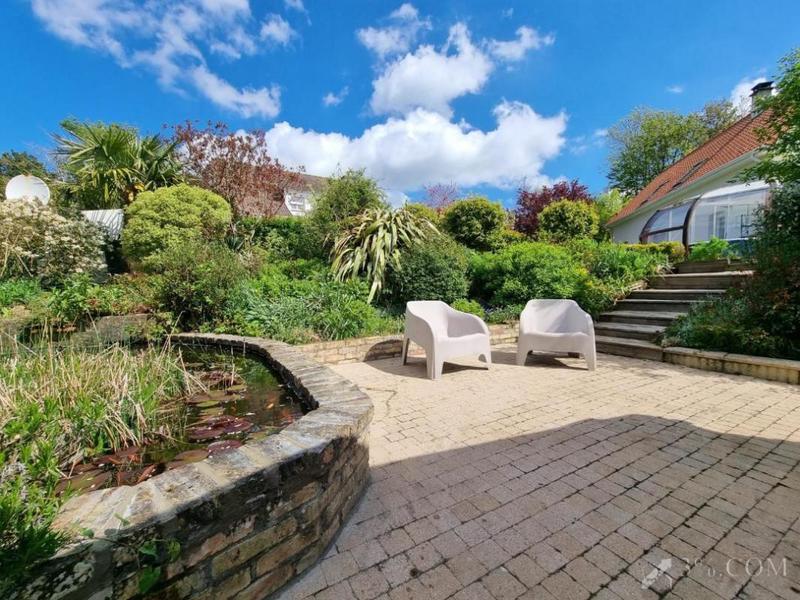 Pavillon - 215 m² - 6 pièces