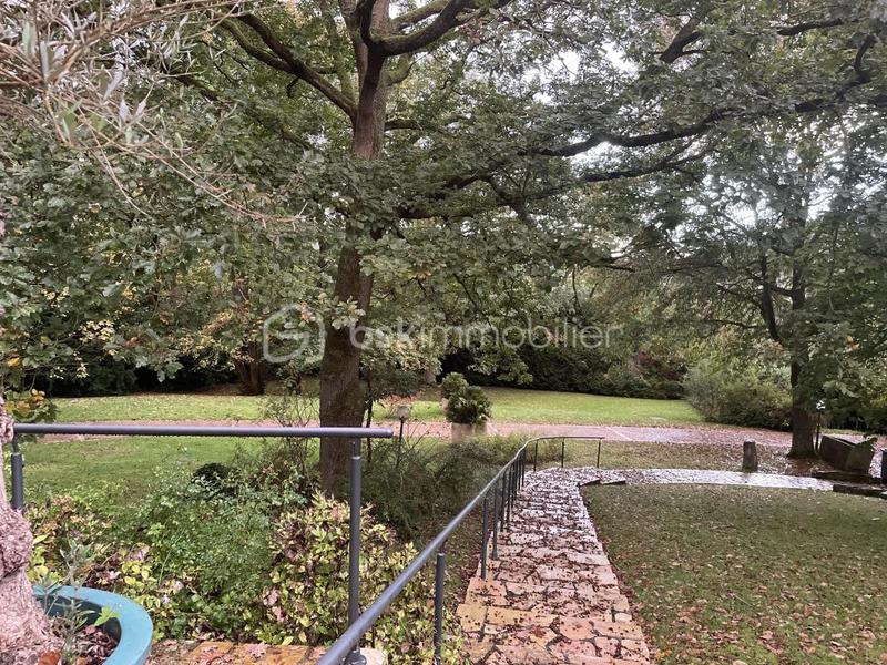 Demeure - 375 m² - 9 pièces