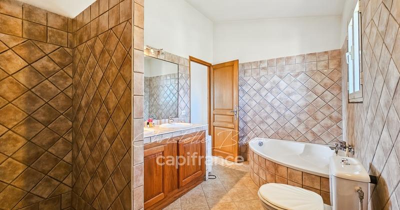 Villa - 246 m² - 10 pièces