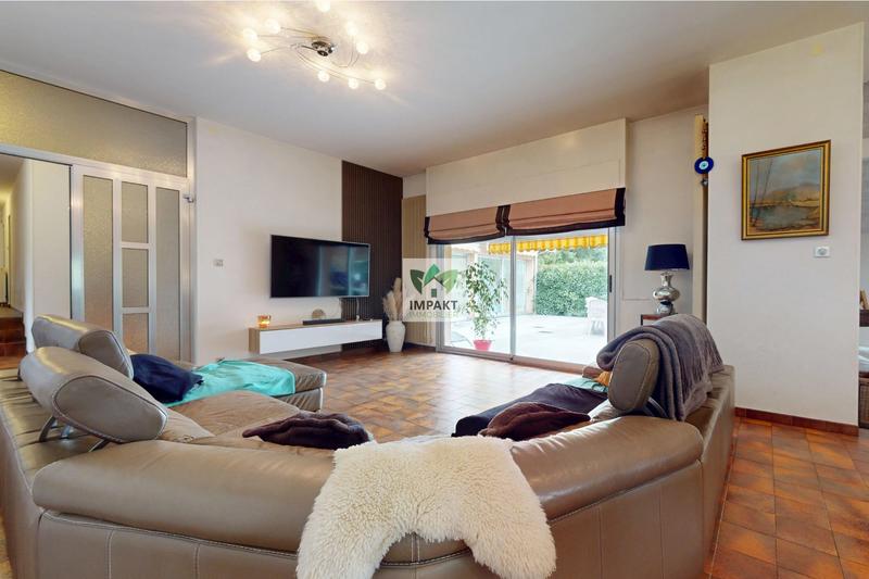 Maison - 300 m² - 11 pièces