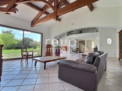 Maison - 223 m² - 8 pièces