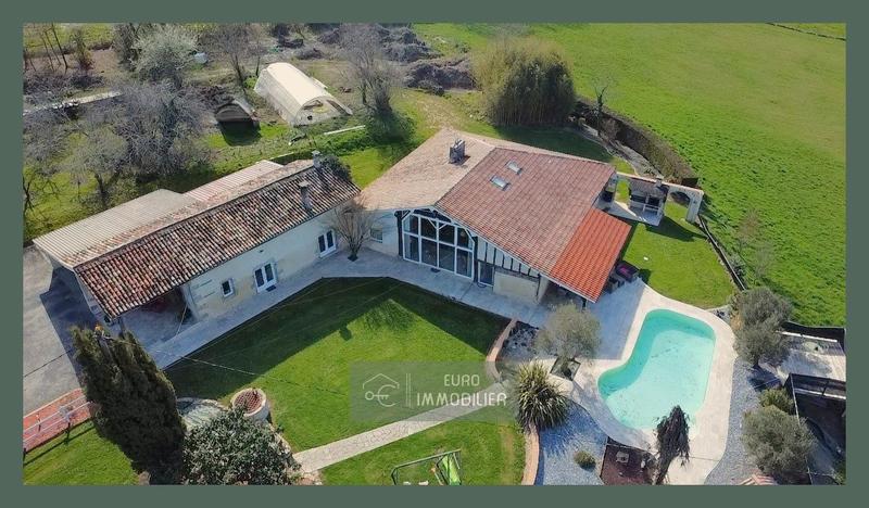 Maison - 222 m² - 10 pièces