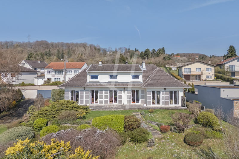 Maison traditionnelle - 180 m² - 6 pièces