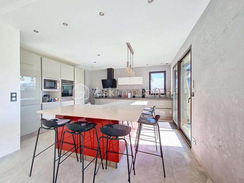 Maison traditionnelle - 245 m² - 7 pièces