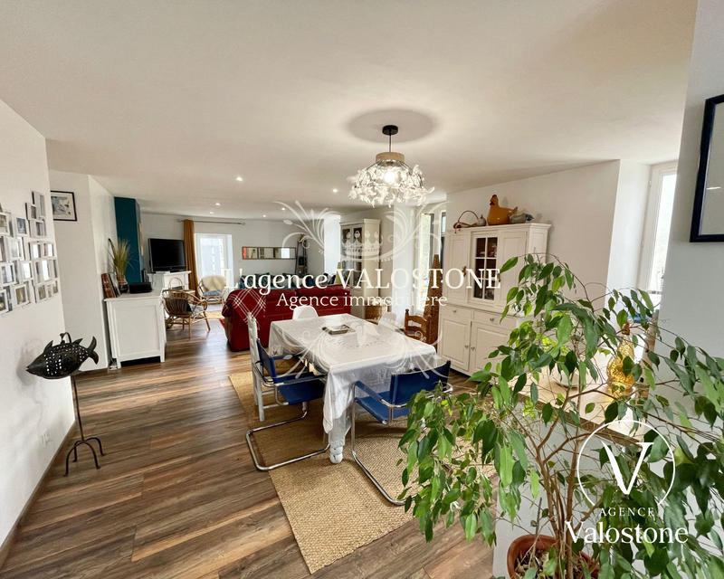 Maison traditionnelle - 255 m² - 4 pièces