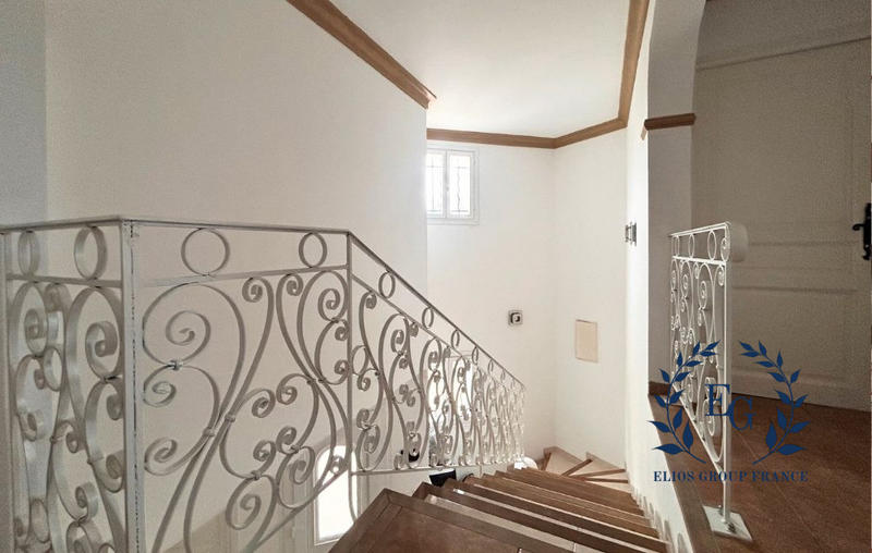 Maison traditionnelle - 272 m² - 10 pièces