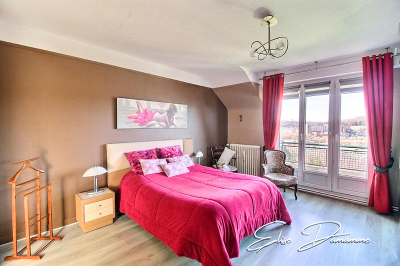 Maison - 241 m² - 8 pièces