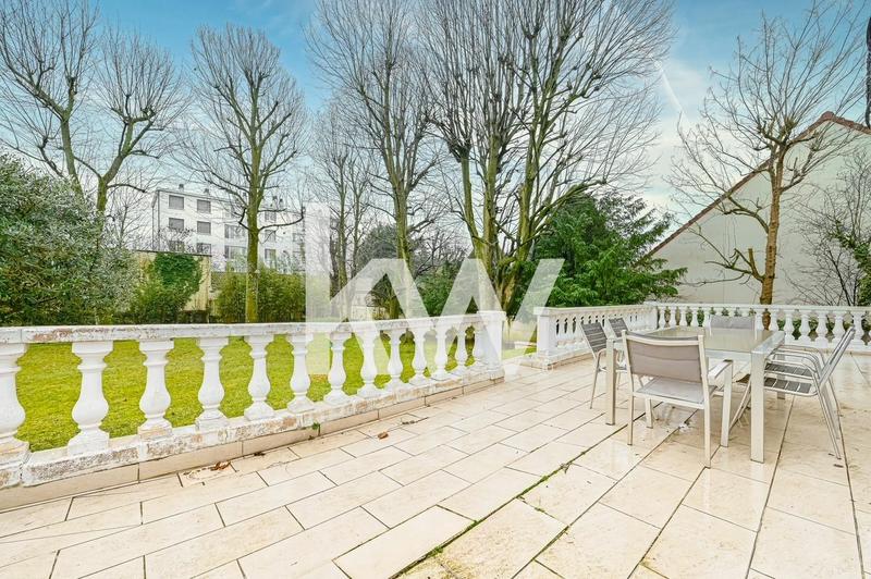 Maison - 230 m² - 8 pièces