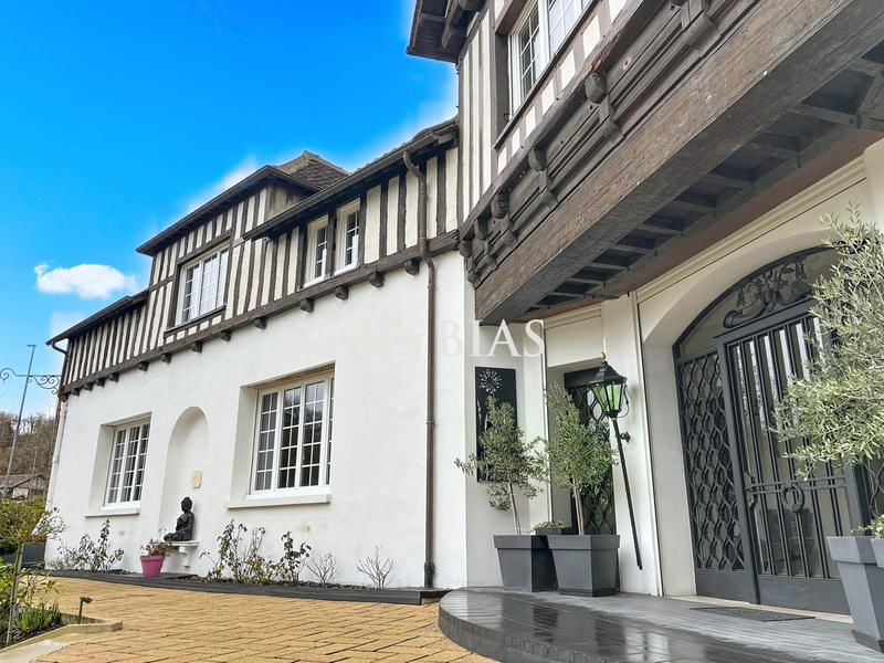 Maison - 350 m² - 12 pièces