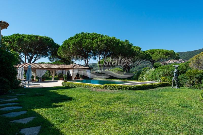 Propriété - 438 m² - 18 pièces