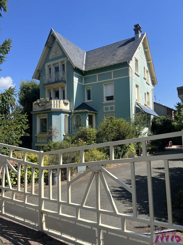 Maison - 210 m² - 7 pièces