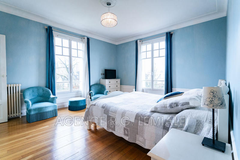 Maison - 230 m² - 11 pièces