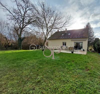 Maison traditionnelle - 220 m² - 8 pièces