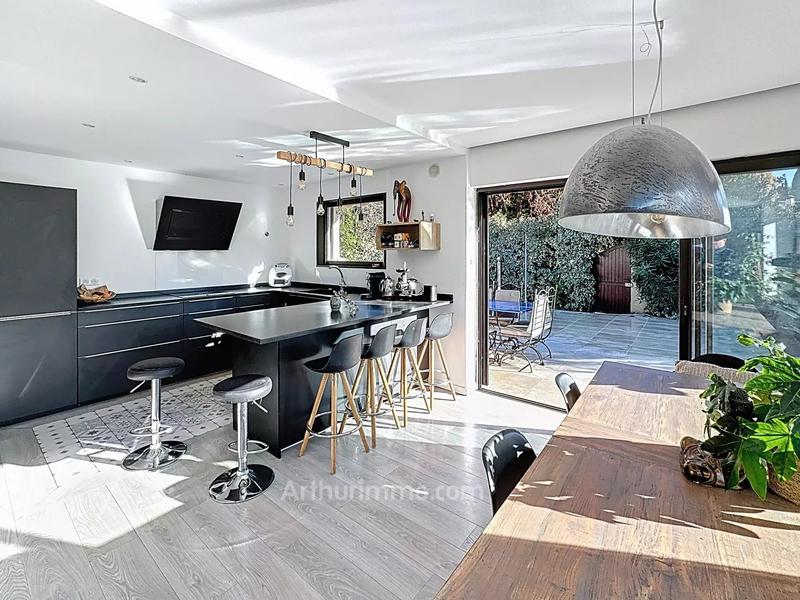 Maison - 201 m² - 8 pièces