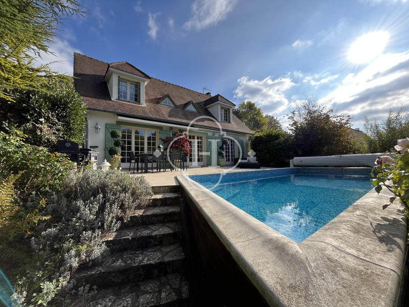 Maison traditionnelle - 185 m² - 8 pièces