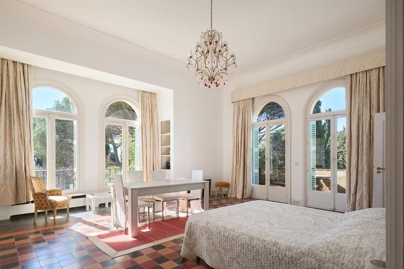 Maison - 2 850 m² - 30 pièces