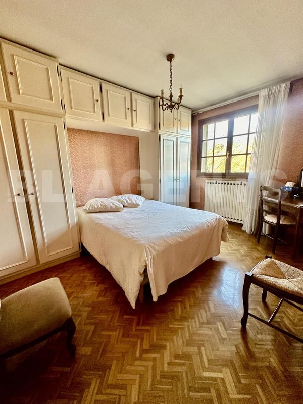 Maison - 220 m² - 10 pièces