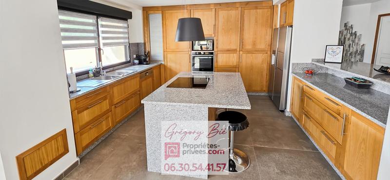 Maison - 270 m² - 9 pièces