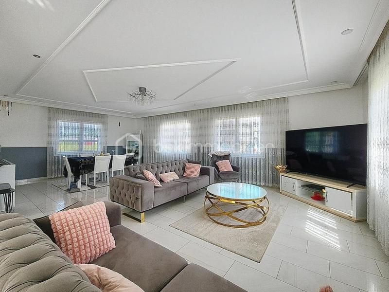 Maison - 280 m² - 7 pièces