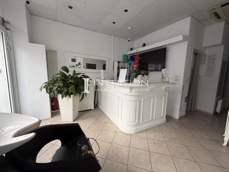 Local commercial - 82 m² - 8 pièces