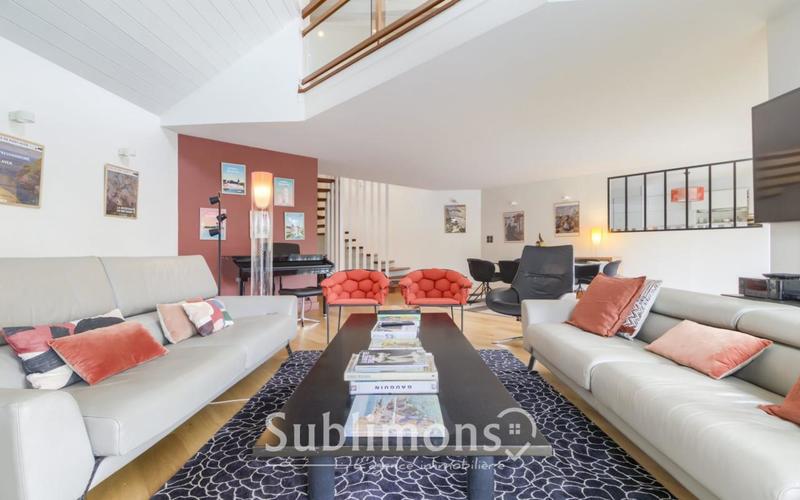 Maison - 240 m² - 9 pièces