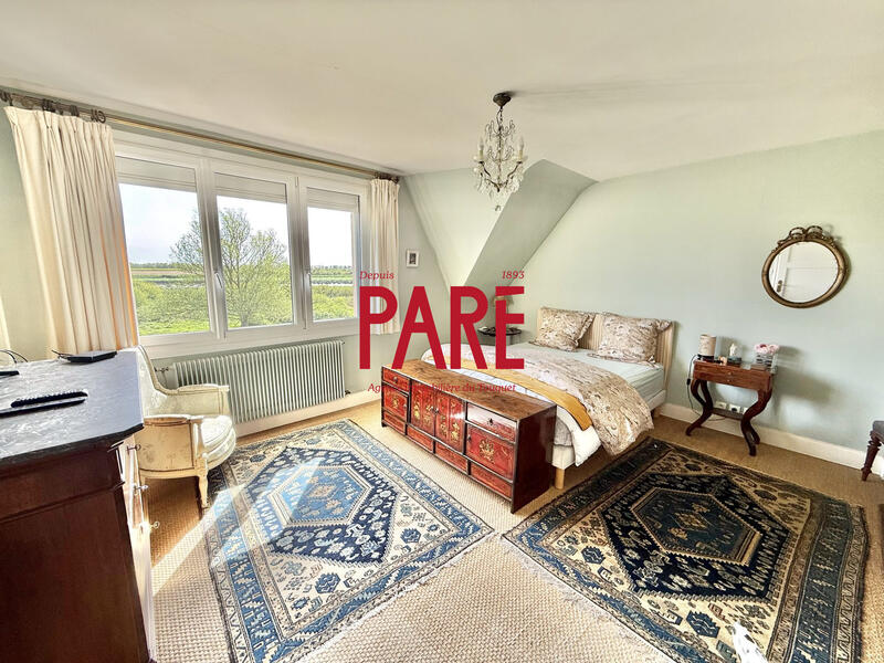 Maison traditionnelle - 233 m² - 6 pièces