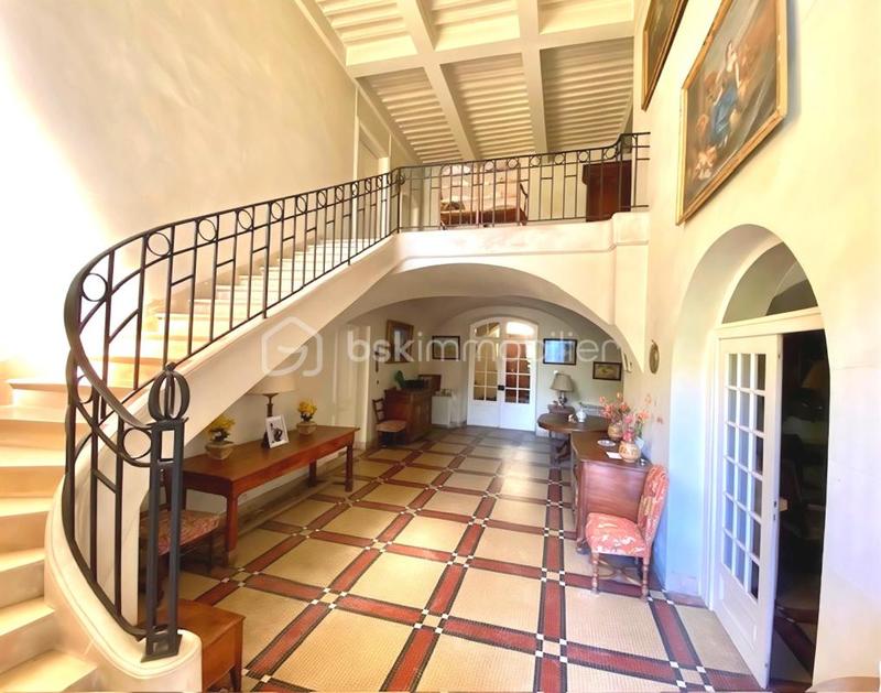 Appartement - 750 m² - 17 pièces