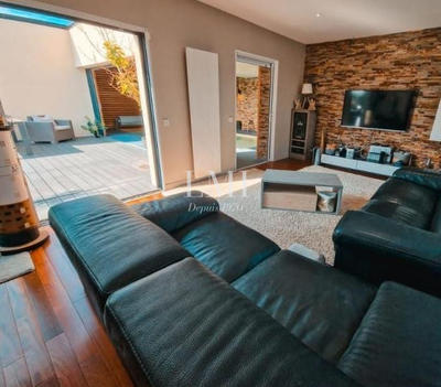 Maison - 300 m² - 9 pièces