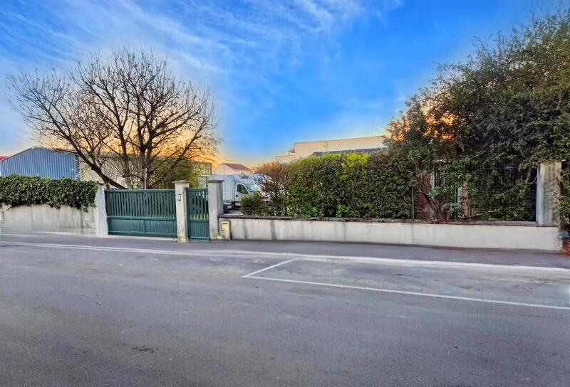 Local d'activités - 200 m² - 10 pièces