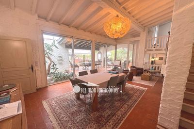 Maison - 220 m² - 7 pièces