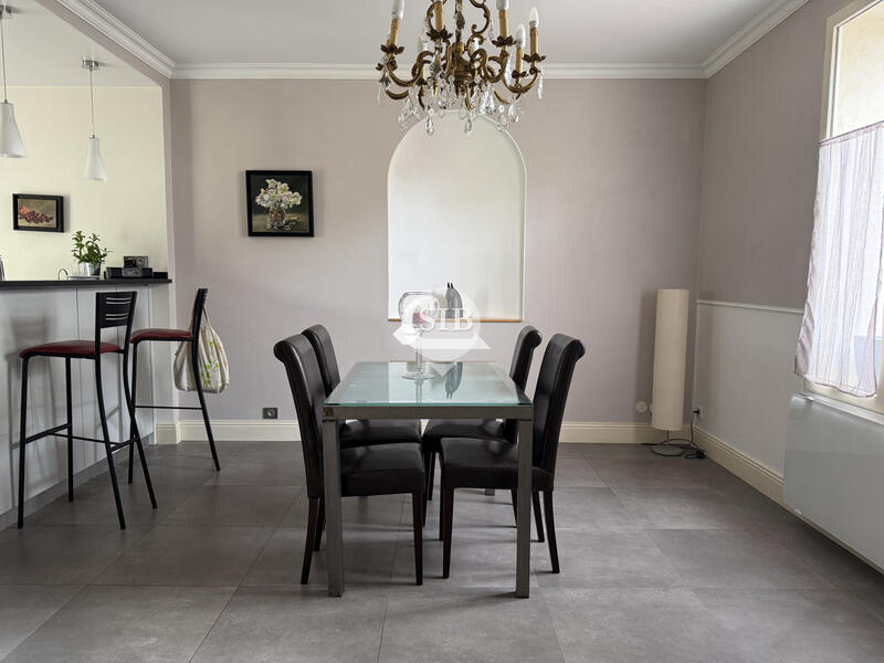 Maison - 200 m² - 9 pièces