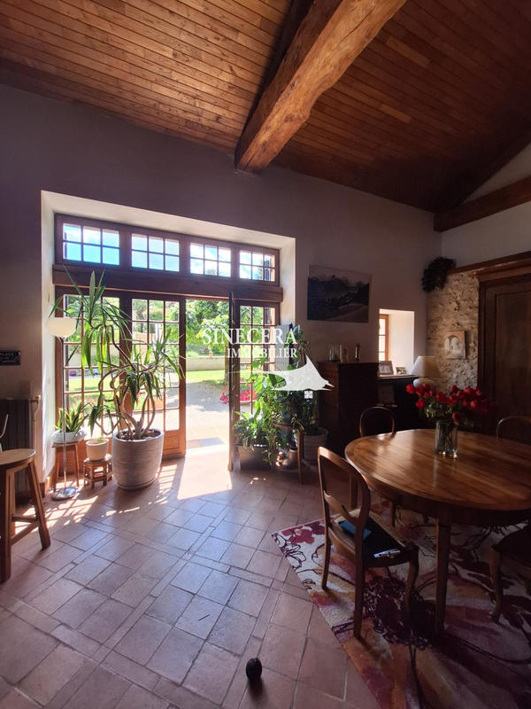 Maison - 230 m² - 8 pièces