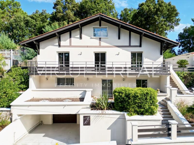 Maison - 214 m² - 8 pièces