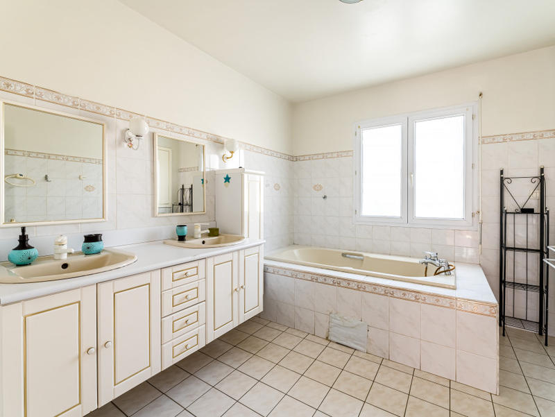 Maison - 232 m² - 12 pièces