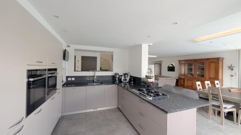 Maison - 216 m² - 8 pièces