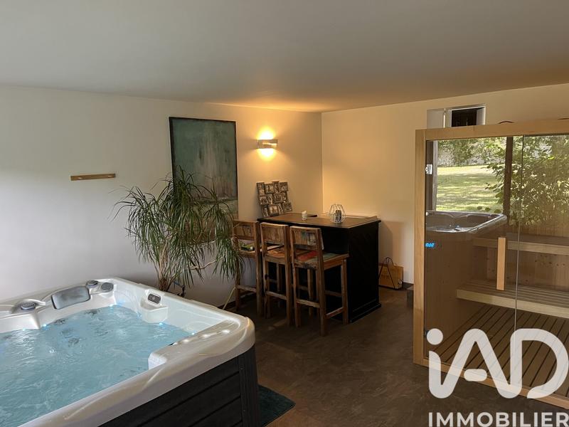 Maison - 312 m² - 10 pièces