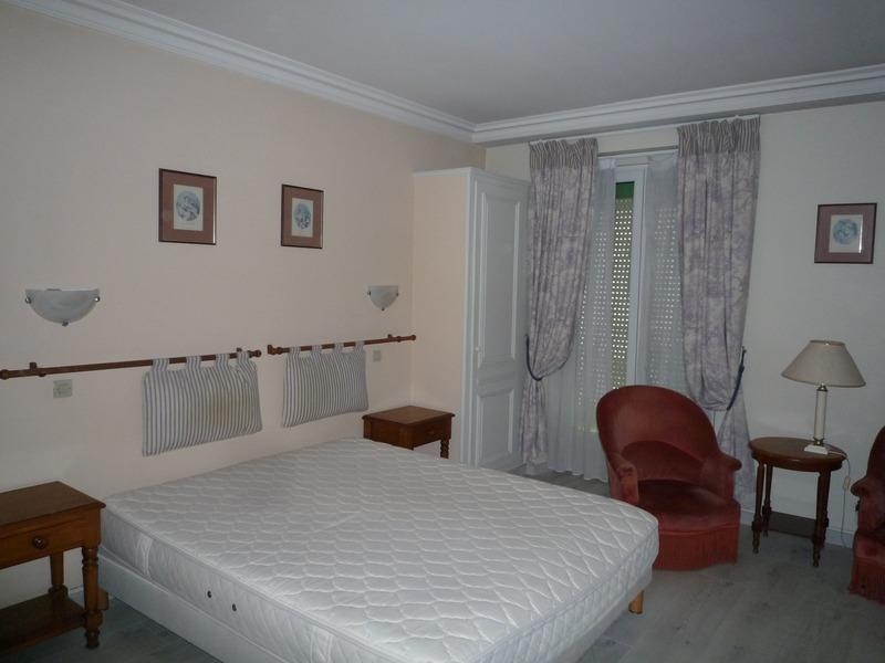 Propriété - 1 200 m² - 50 pièces