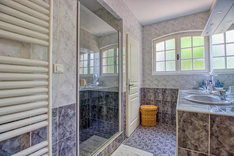 Maison - 180 m² - 7 pièces