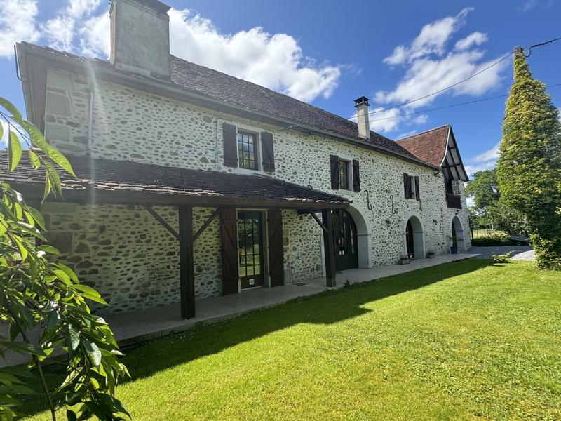 Maison - 235 m² - 8 pièces