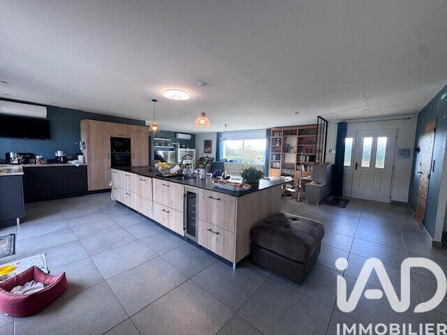 Maison - 219 m² - 6 pièces