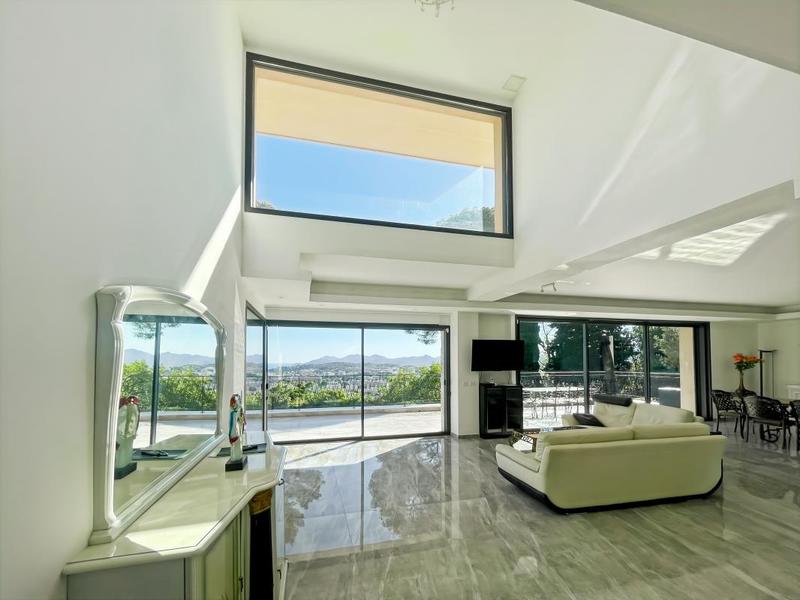 Maison - 372 m² - 7 pièces