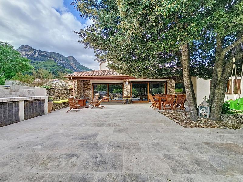 Maison - 220 m² - 7 pièces