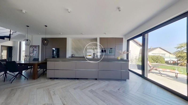 Maison - 215 m² - 6 pièces